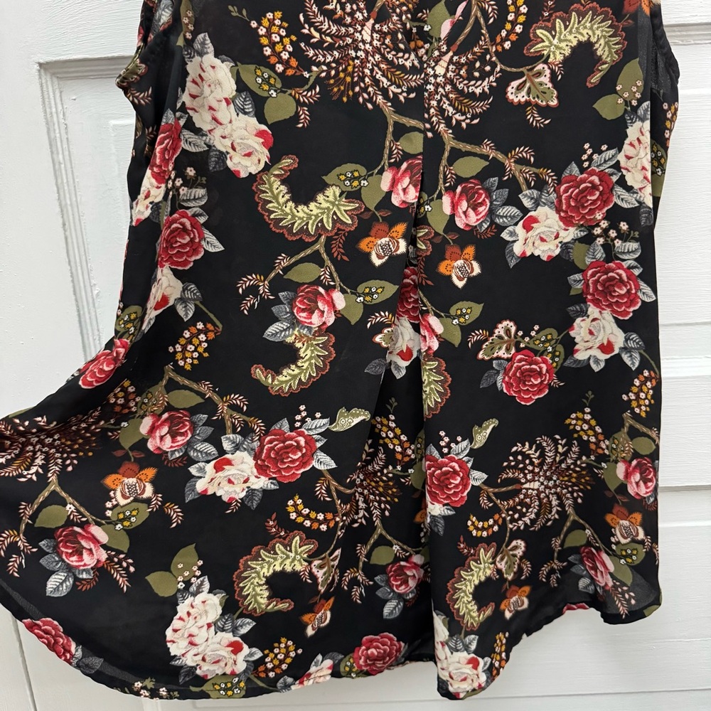 Rose + Olive Floral V Neck Sleeveless Blouse Women’s Small - Picture 3 of 8